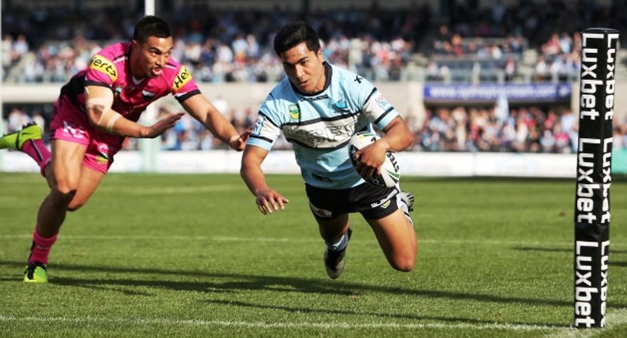 Sosaia Feki scores a try : National Rugby League