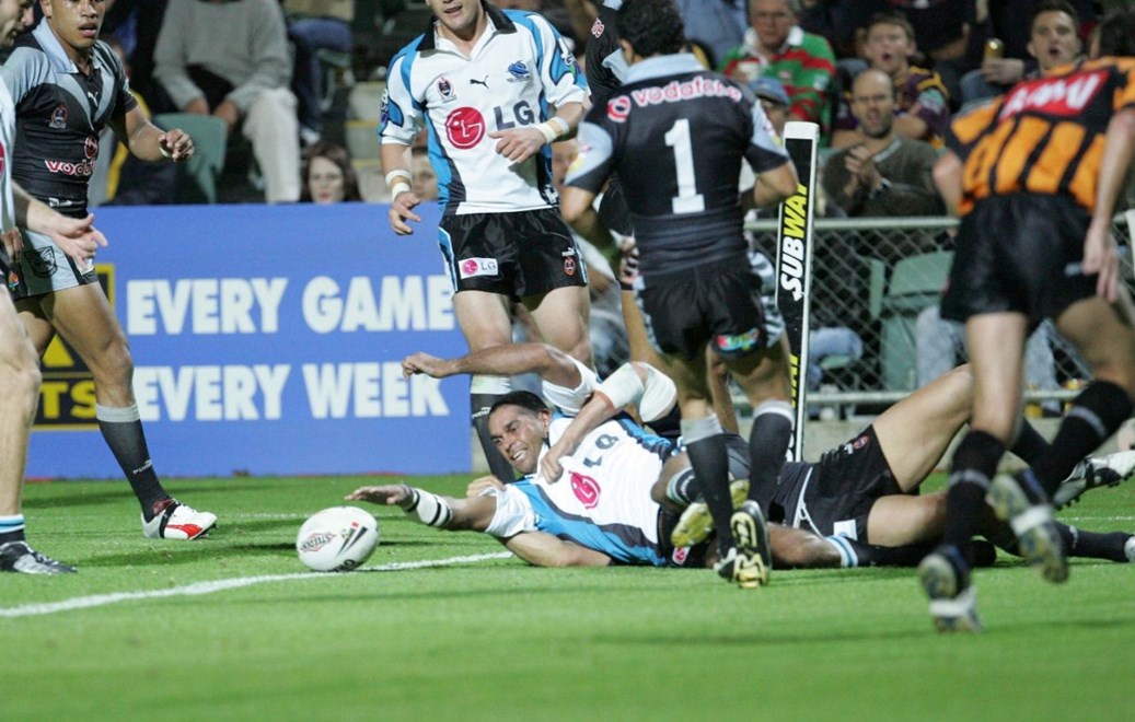 David Peachey try:	NRL Rugby League, Round  9 Cronulla Sutherland Sharks v Warriors at Members Equity Stadium, Perth, Saturday May7th 2005. Digital image by Colin Whelan © Action Photographics
