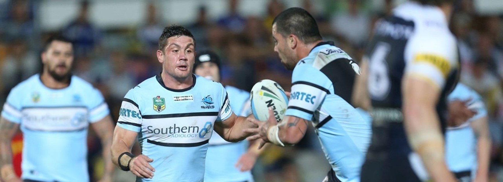 Chris Heighington feeds Andrew Fifita :	Rugby League, NRL Round 16 North Queensland Cowboys v Cronulla Sutherland Sharks at Townsville, Saturday June 27 2015. Digital Image by Colin Whelan Â© nrlphotos.com