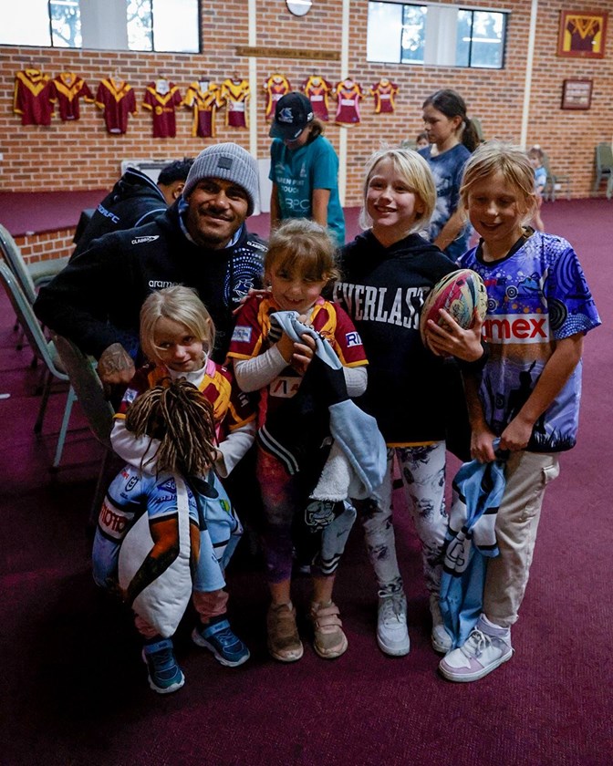Sione Katoa with Kurnell Stingrays youngsters.